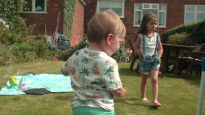 一群孩子在带戏水池的花园里玩耍9秒视频