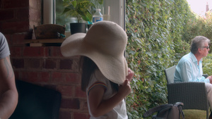 母亲将太阳帽戴在女儿的头上8秒视频