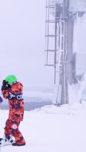 冬季滑雪运动儿童玩单板滑雪场地11秒视频