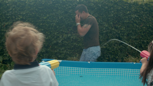 一群孩子在花园里的戏水池里玩喷枪11秒视频