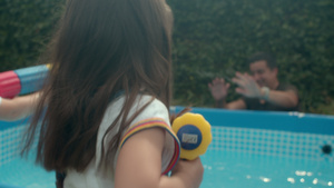 一群孩子在花园里的戏水池里玩喷枪10秒视频