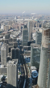 城市在建商务大厦吊塔竖屏航拍视频