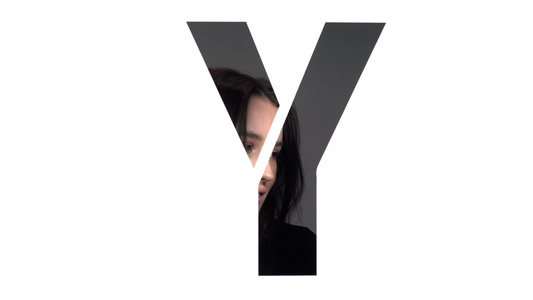 一个女孩在Y字母中的肖像视频