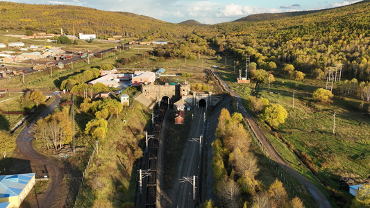 驶入大兴安岭隧道的煤炭运输火车视频
