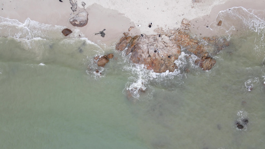 航拍夏日海浪拍打沙滩自然风光视频