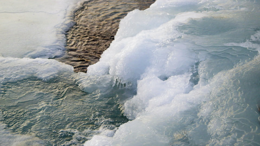 水流过冰雪视频