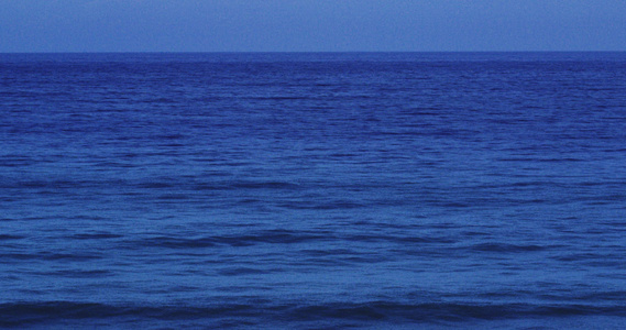 深蓝色平静的海面视频