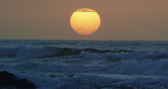 海浪和橙色的太阳视频