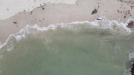 航拍夏日海浪拍打沙滩自然风光[酷夏]视频