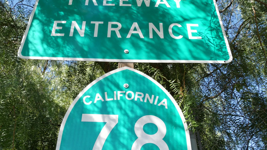 美国加利福尼亚州圣地亚哥县交汇处的高速公路入口标志视频