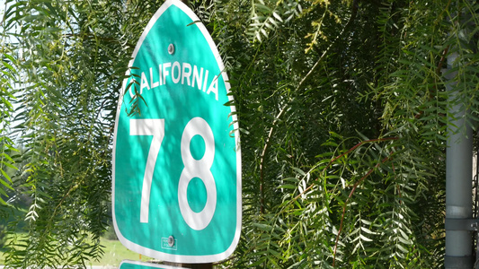 美国加利福尼亚州圣地亚哥县交汇处的高速公路入口标志视频