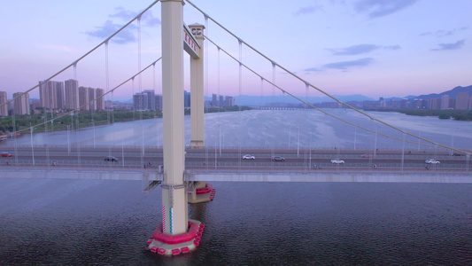 夕阳黄昏下的大桥上的车流视频