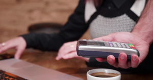 近距离拍到一个女人 用她的智能手机付咖啡费11秒视频