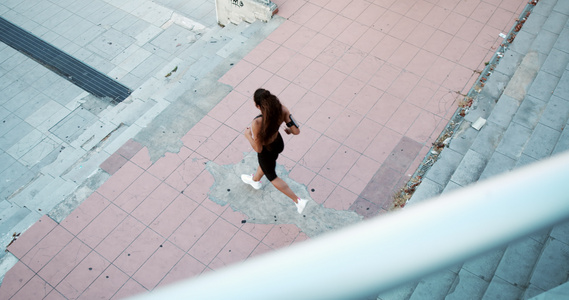 在台阶上奔跑的女人视频