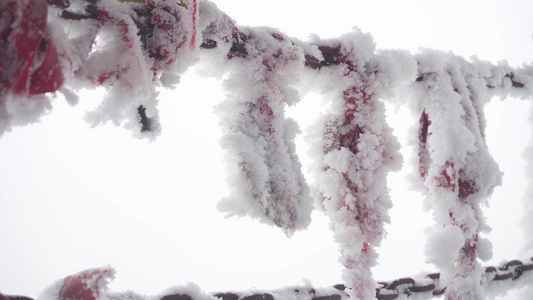 4K实拍冬季雪天寺庙许愿牌视频素材视频