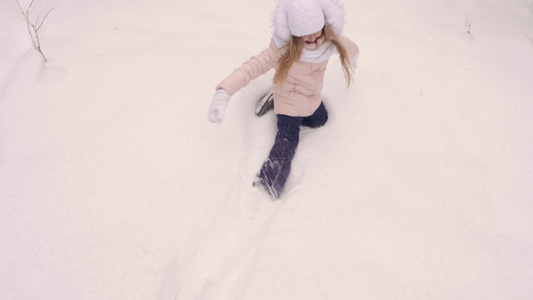 女孩做雪天使视频