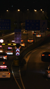 夜晚城市交通路面车流来往车辆夜间道路夜间行车视频