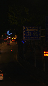 夜晚城市交通路面车流来往车辆夜间道路夜晚交通视频