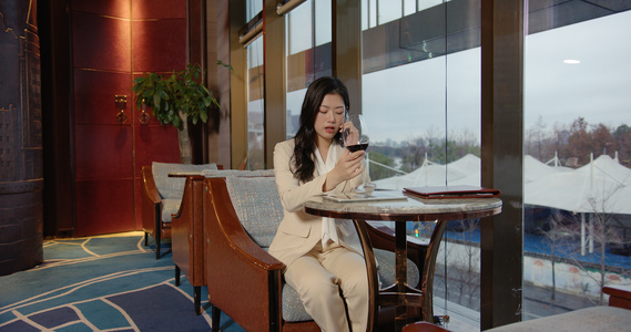 8K商务酒店女性喝红酒打电话视频