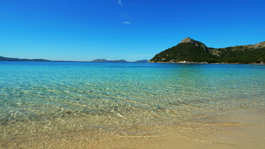 从海滩上看湛蓝的大海视频