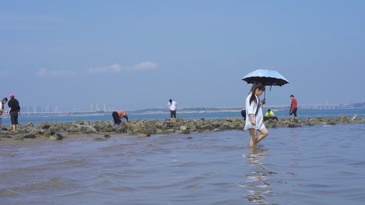 000海边赶海的人海边的风景视频