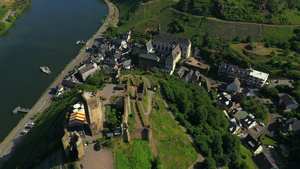 一座小山上的城堡位于城镇上方的河流旁27秒视频