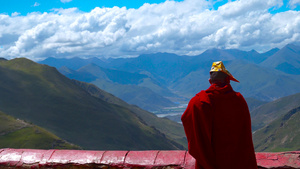 高原藏区喇嘛修行看风景14秒视频