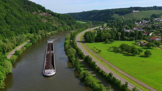 煤船在宽阔的河流上行驶视频