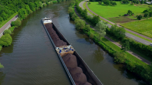 煤船在宽阔的河流上视频