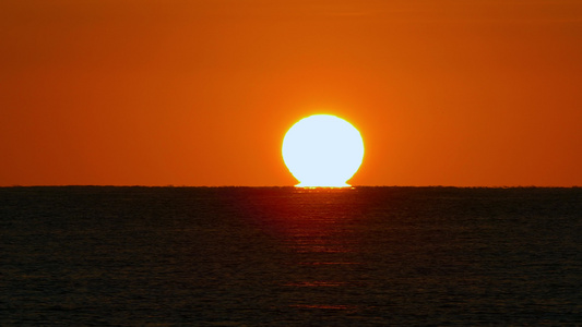 太阳从地平线升起。视频