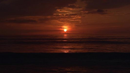 日落时的橙色多云天空。橙色黄昏的美丽海洋。海上的橙色日落。令人难以置信的日落与天空中的橙色云彩视频