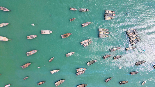 4K俯瞰渔船船队归岸进港口大连滨海边视频
