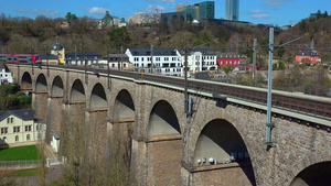 卢森堡高架桥上的火车24秒视频
