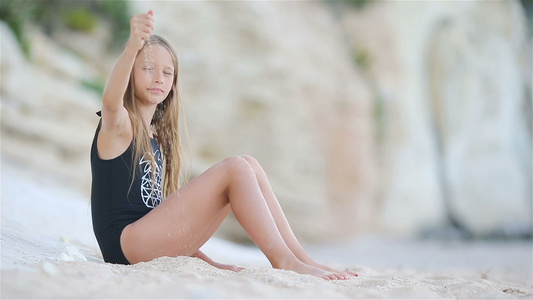 暑假期间海滩上可爱的小可爱女孩视频