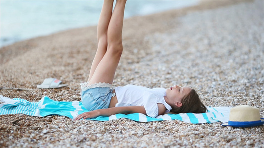 暑假期间海滩上可爱的小可爱女孩视频
