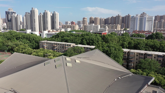 航拍郑州大学南校区体育馆外景帽子形状建筑视频