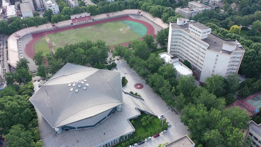 航拍郑州大学南校区体育馆外景帽子形状建筑视频