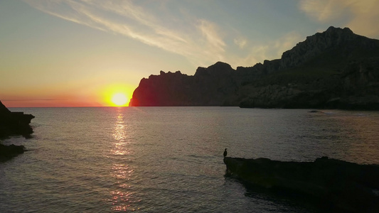 日落时的海角和海湾视频