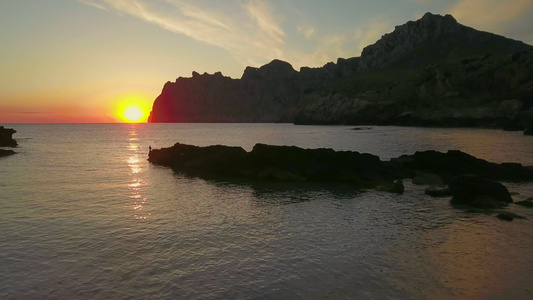 日落时的海角和海湾视频