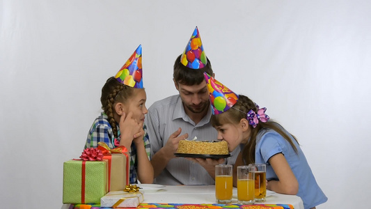 爸爸和孩子们庆祝生日视频