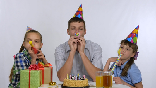 女孩和父亲快乐地吹口哨 在生日派对上视频
