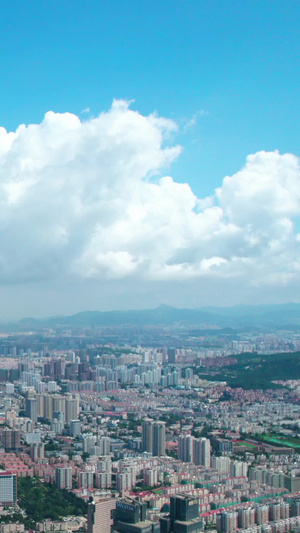 航拍青岛城市上空的浮云蓝天白云24秒视频