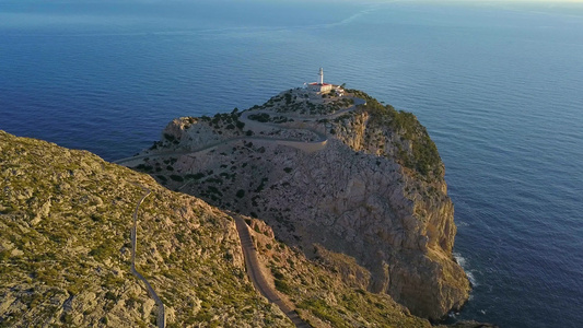 西班牙罗卡角悬崖上的灯塔航拍视频