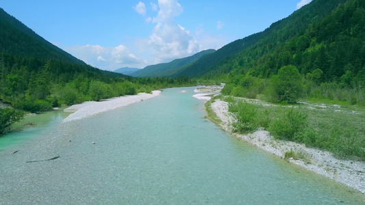山谷中的河流视频