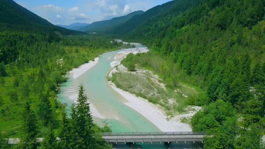 山谷中的河流视频