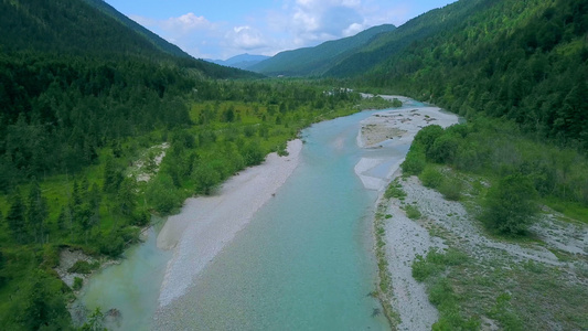 山谷中的河流视频