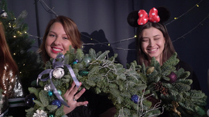 圣诞节女孩们布置家庆祝圣诞8秒视频