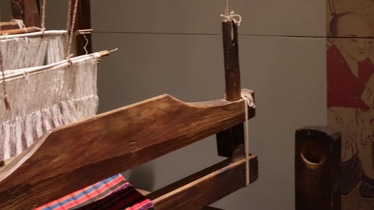 老式织布机飞梭纺车纺织视频