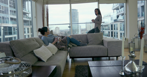 城市公寓里的两个女人视频