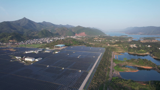 4K依山傍水光伏发电太阳能板航拍视频视频